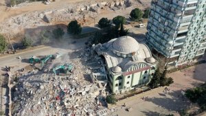 Kahramanmaraş'ta aciliyet gerektiren binaların yıkım işlemleri sürüyor