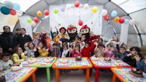 Kahramanmaraş'ta depremzede çocuklara doğum günü sürprizi