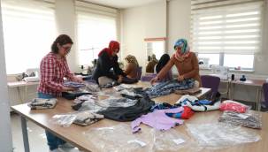 KAYMEK, Depremzedelere Çocuk ve Yetişkin Kıyafetleri Dikiyor