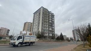Kayseri’de ağır hasarlı bina boşaltıldı, sakinleri yardım bekliyor