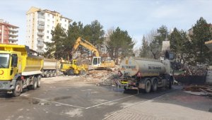Kayseri'de depremlerde hasar gören okul binasının yıkımına başlandı