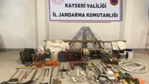 Kayseri'de izinsiz kazı yapan 4 kişi suçüstü yakalandı