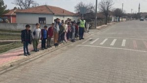 Kırşehir'de jandarma ekipleri öğrencilere trafik güvenliği eğitimi verdi
