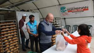 Kocasinan Belediyesi deprem bölgesi Türkoğlu’nda mobil fırın ile ekmek dağıtıyor 