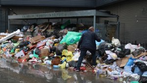 Kosova'da temizlik işçilerinin grevi nedeniyle sokaklar çöp yığınlarıyla doldu