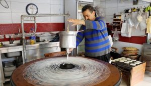 Künefeye hasret kalan Hataylılar kadayıf üreten işletmelerde yoğunluk oluşturuyor