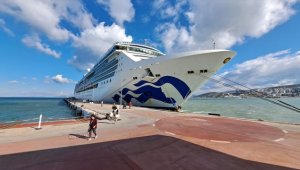 Kuşadası'na kruvaziyerle 1997 turist geldi