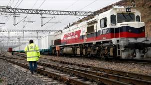 Malatya'ya gönderilen yaşam konteynerlerini taşıyan tren Kayseri'ye ulaştı