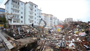 Malatya'da ağır hasarlı binaların yıkım işlemleri sürüyor