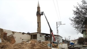 Malatya'da depremde ağır hasar gören cami ve minaresi iş makinesiyle yıkıldı