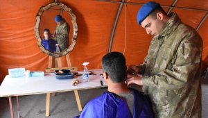 Malatya'da depremzedelerin yemeği de tıraşı da Mehmetçik'ten