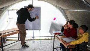 Matematik bölümü akademisyenleri Adıyaman'daki depremzede çocuklara ders veriyor