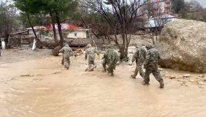 Mehmetçik, Şanlıurfa'da selde mahsur kalanların kurtarılması için köprü kurdu