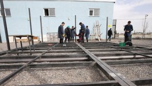 Meslek liseliler depremzede öğrenciler için konteyner sınıf üretiyor