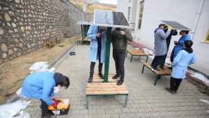 Meslek lisesiler Malatyalı depremzedeler için güneş enerjisi bankları kurdu