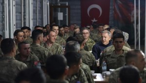 Milli Savunma Bakanı Akar, ilk iftarı Mehmetçik ile yaptı