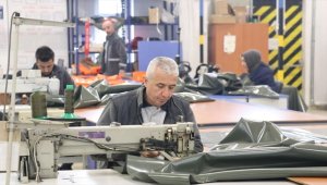 MSB'nin paraşüt üreten çalışanları depremzedeler için çadır dikiyor