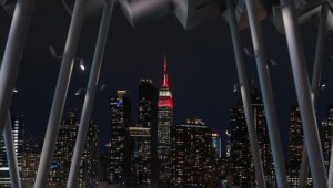New York'ta Empire State binası depremzedeler için kırmızı beyaz renklerle ışıklandırıldı