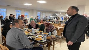 Niğde'de protokol üyeleri iftarda depremzedelerle buluştu