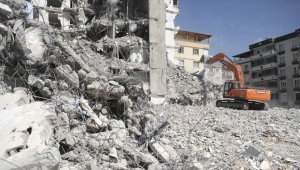 Nurdağı'nda deprem sonrası acil yıkılması gereken binaların kontrollü yıkımı sürüyor