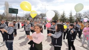 Öğrencilerden depremzedeler için "Balonlar gökyüzüne umutlar geleceğe'' etkinliği
