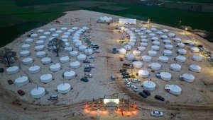 Okçular Vakfı Türk Obası'nda barınan depremzedeler zor günleri unutmaya çalışıyor