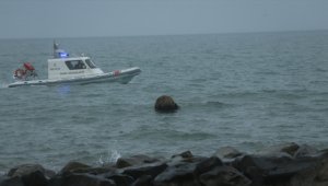 Ordu'da denizde görülerek kıyıya çıkartılan cisim uzman ekiplerce incelenecek