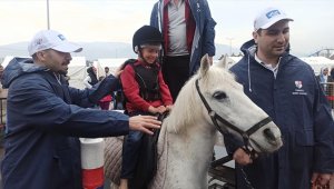 Osmaniye'deki çadır kentte çocuklara ponylerle "atlı terapi"
