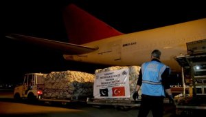 Pakistan'ın insani yardımlarını taşıyan uçak Adana'ya ulaştı