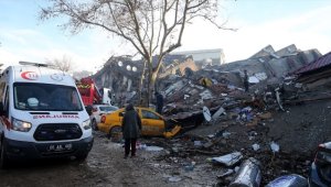 Sağlık Bakanı Koca'dan depremde seferber olan sağlık çalışanlarına teşekkür