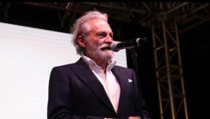 Sahnede rahatsızlanan Haluk Bilginer hastaneye kaldırıldı