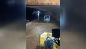 Şanlıurfa'da sel nedeniyle mahsur kalan belediye otobüsleri tank kurtarıcıyla çıkarıldı