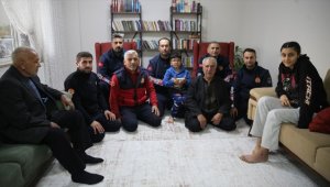 Şanlıurfalı itfaiyeciler enkazdan kurtardıkları iki kardeşle buluştu