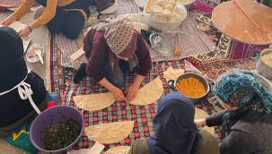 Sarıoğlan'lı öğrencilerden depremzedeler yararına kermes: 23 bin lira toplandı