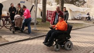 Selçuk Bayraktar, depremzede engelliye verdiği akülü araç sözünü yerine getirdi
