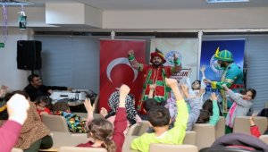 Talas'ta depremzede çocuklar Hacivat-Karagöz ile güldü