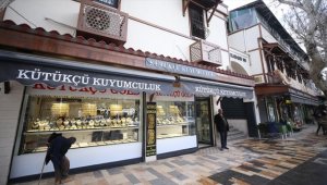 Tarihi Maraş Çarşısı'nda esnaf deprem sonrası kepenk açmaya başladı