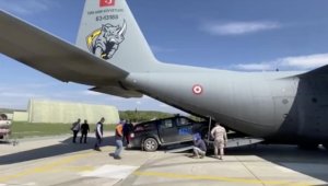TSK'ya ait uçaklardan sel bölgesine malzeme sevkiyatı