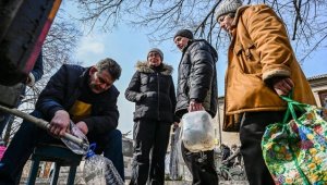 Ukrayna'daki Çasov Yar'da halk bombardıman tehlikesi altında içme suyu sırası bekliyor