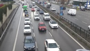 Yağış nedeniyle İstanbul'un bazı ilçelerinde trafik yoğunluğu oluştu