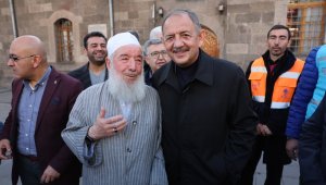 AK Parti'li Özhaseki, Kayseri'de bayram namazı sonrası konuştu