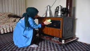 Aksaray'da "vefa" ekibi, yaşlı ve engellilerin evinin temizliğini yapıyor