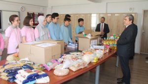 Amasya'da öğrenciler harçlıklarıyla depremzede aileler için yardım kolisi hazırladı