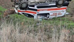 Ambulans devrildi: Yaralanan 3 sağlıkçı hastaneye kaldırıldı