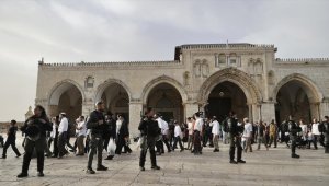 Aşırı sağcı Yahudi yerleşimciler İsrail polisi eşliğinde Mescid-i Aksa'ya baskın düzenledi