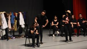 Avukatlardan kendi günlerinde Doğaçlama Gösterisi 