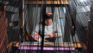 Babadan kalma atölyesinde, kullanılmayan giysilerin iplerinden yolluk ve kilim üretiyor