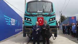 Bakan Dönmez, yerli ve milli imkanlarla geliştirilen E5000 tip elektrikli lokomotifi inceledi: