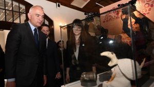 Bakan Ersoy, Cumhuriyet Müzesi'nde 23 Nisan dolayısıyla açılan sergileri ziyaret etti