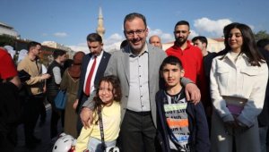 Bakan Kasapoğlu, İzmir'de GSB tırında çocuklarla bayramlaştı